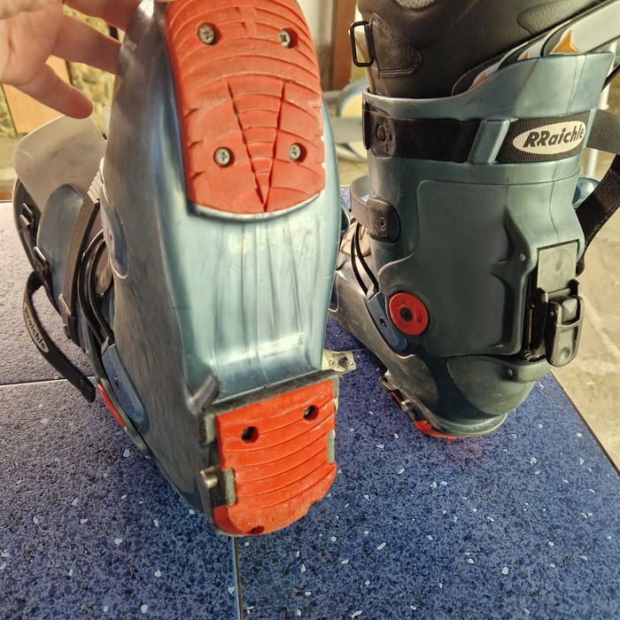 Скиорски обувки  ски и щеки