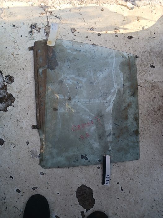 Стекло двери Тоета Карина 2