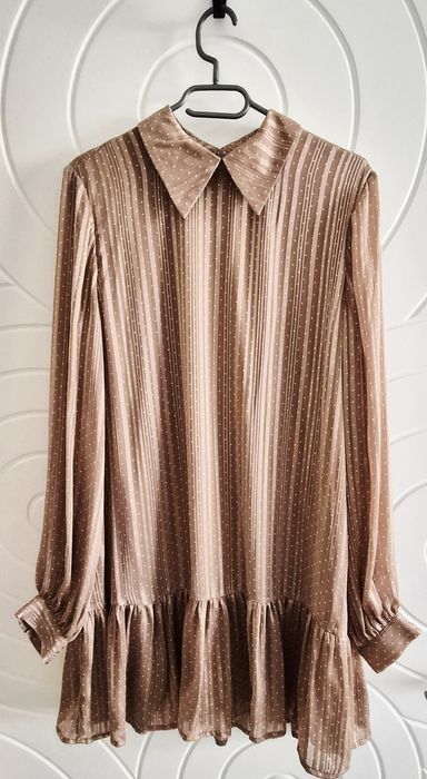 Бежова рокля на точки