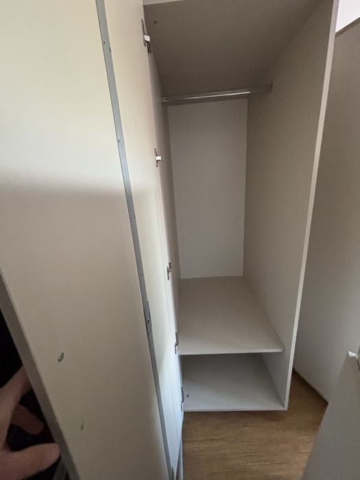 Гардероб с огледала.