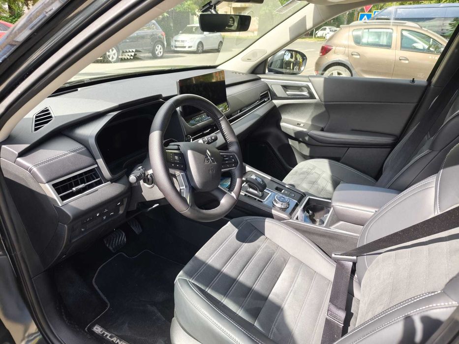 Mitsubishi outlander 4x4 plug in hybrid 2025