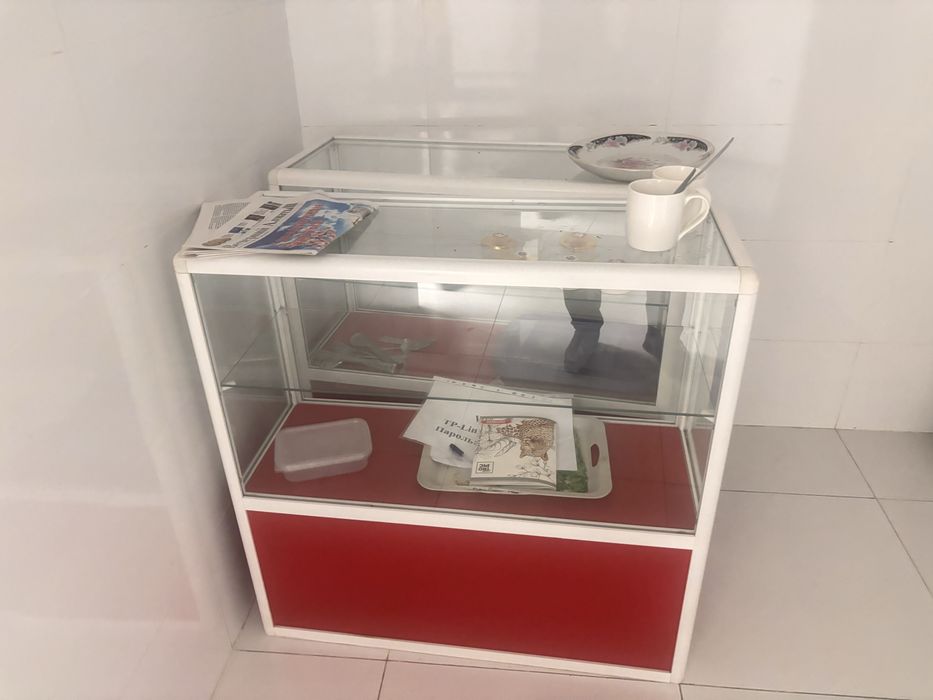 Продам ветрина, стол и стулья