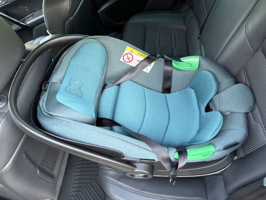 Kinderkraft кошче за кола + база