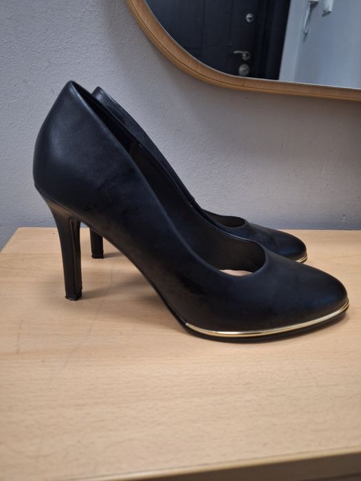 Елегантни кожени обувки Clara Barson