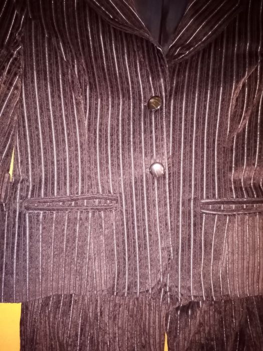 Дамски костюм, плътен.