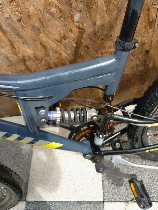 Bicicleta un an vechime na fost folosită mai deloc pentru mai multe detalii sunațimă