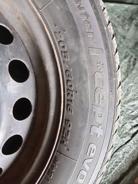 Vând anvelope de iarnă cu tot cu jante de tabla pentru Renault.