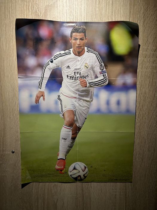 Продам книгу Роналду и Месси