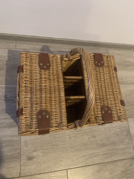 Rezervat - Cos de picnic pentru 4 persoane, cu spatiu termoizolant + pt sticle