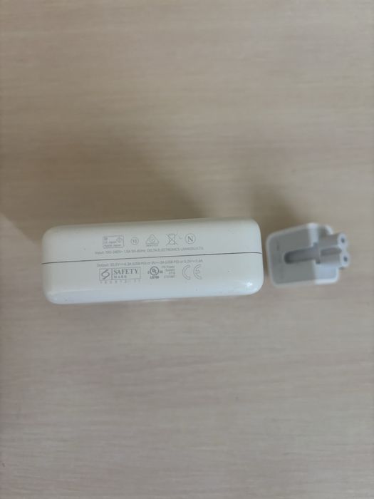 Продам зарядное устройство на iPhone MacBook оригинал