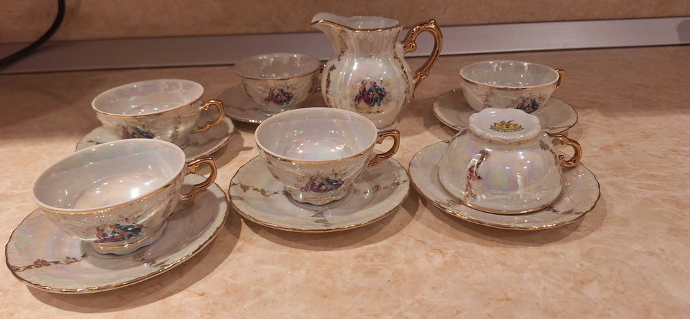 Порцеланен сервиз с чаши и чинийки