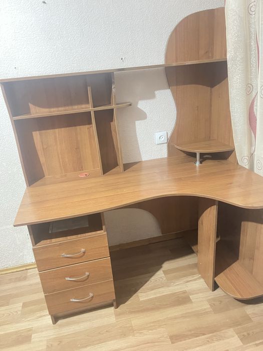 Компьютерный стол и куханный стол