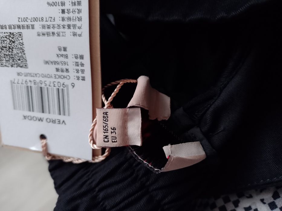 Pantaloni cu talie înaltă și bretele