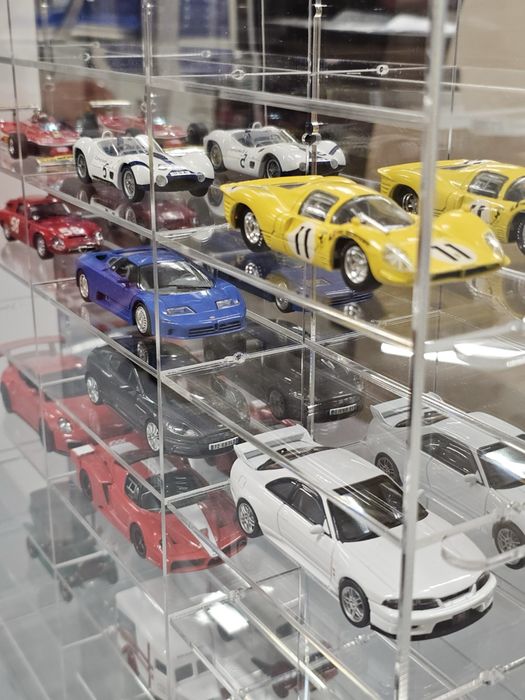 Витрина за 24 колички 1:43 Hot Wheels, Matchbox и др.