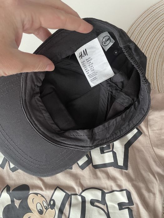 Set de haine de vară H&M pentru băieței de 1,5–2 ani (86–92 cm) — include tricouri, pantaloni scurți, o șapcă și o pălărie de soare.