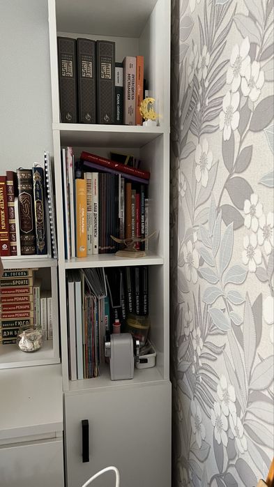 Книжная полка, вместительная