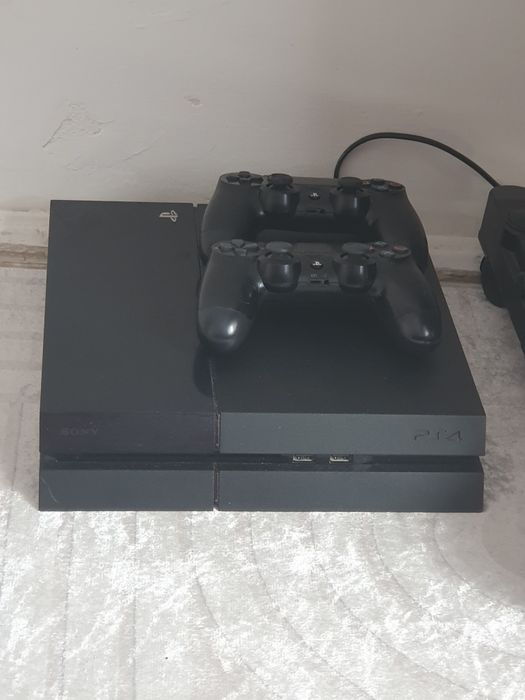 Consola din imagine este un PlayStation 4