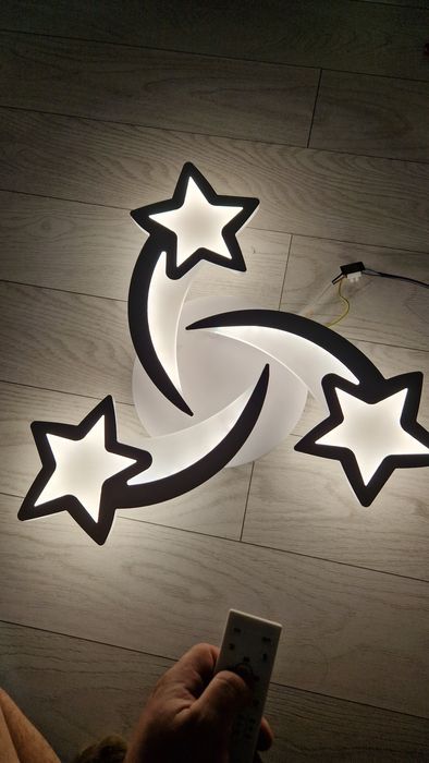 Plafoniera led alba cu telecomanda, model cu steluțe