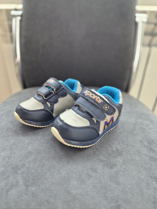 Продам детские кроссовки