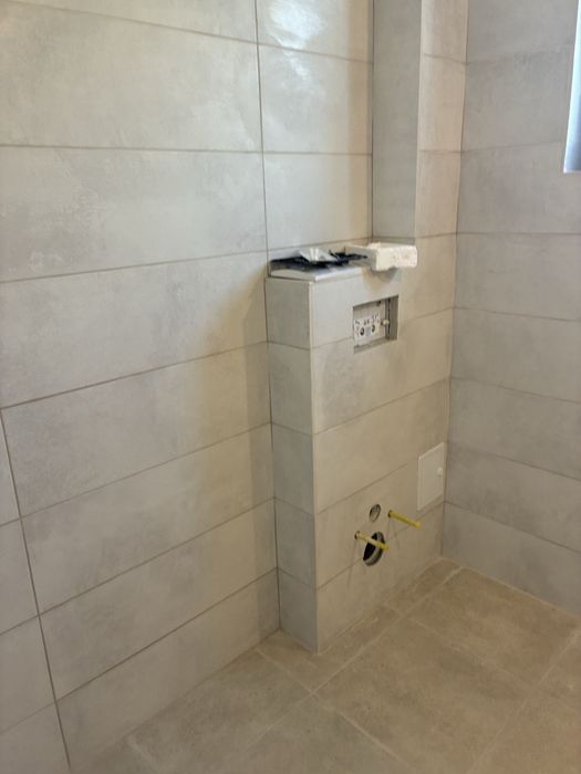 Meseriasi facem:  urmatoarele: glet si zugraveli si manual si cu pompa.