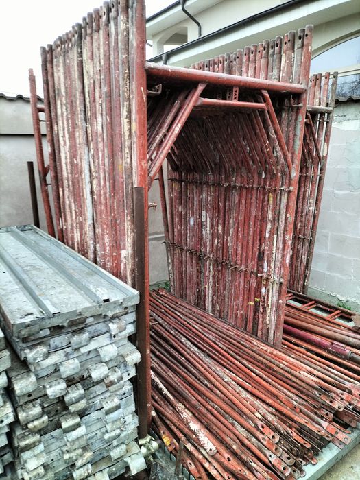 De închiriat popici metalici