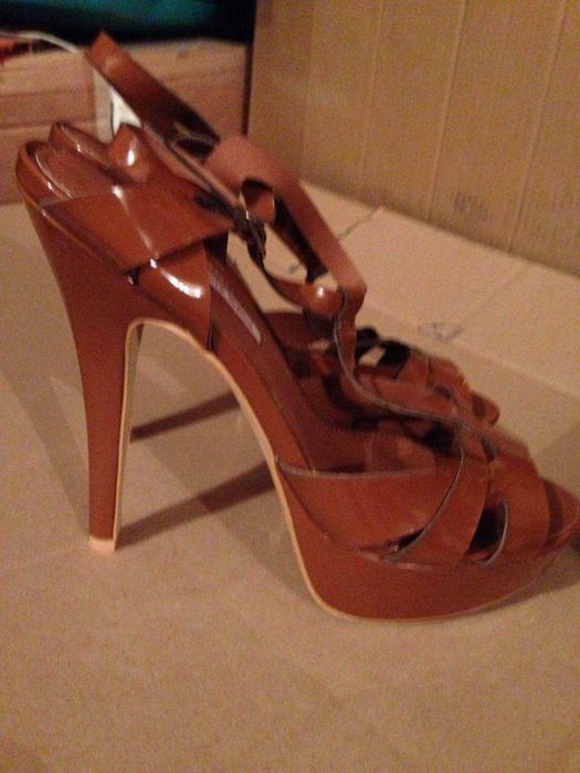 Продавам нови сандали