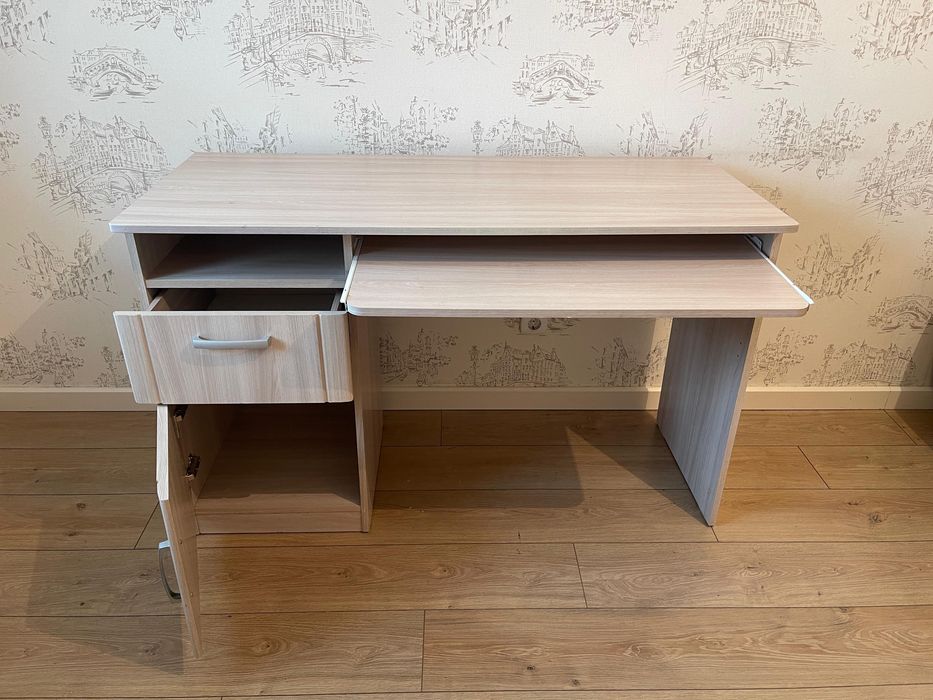 Продам б/у в хорошим состояни стол парта