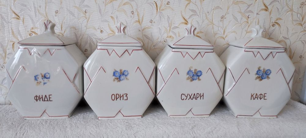 Порцеланови буркани за подправки. От два сервиза, за допълване.