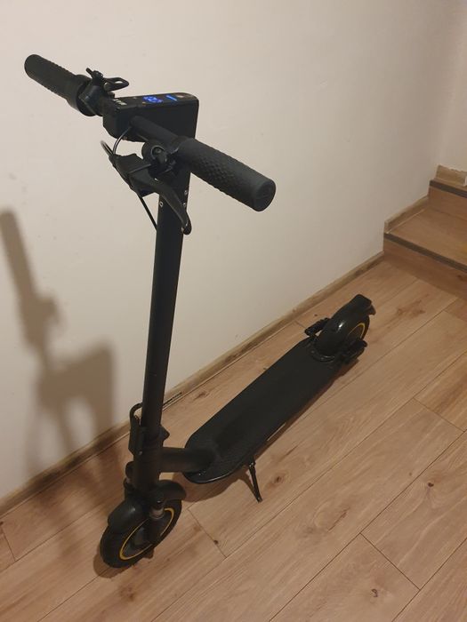 Vând sau schimb trotineta