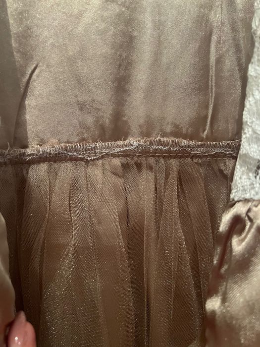 Официална рокля със златен сатен и тюл