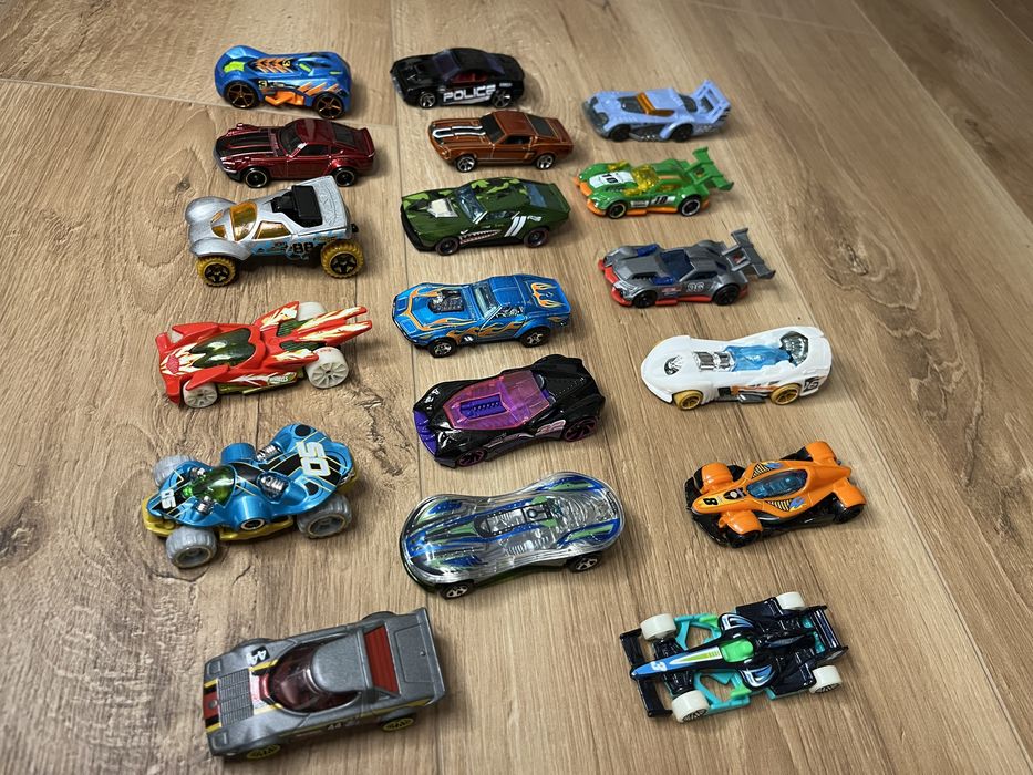 Hotwheels колички + кутия