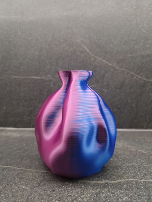 Vază decorativă printată 3D, înălțime 15 cm, lățime 10 cm