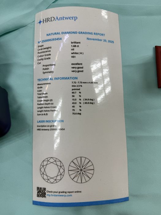 Золотое кольцо с крупным бриллиантом