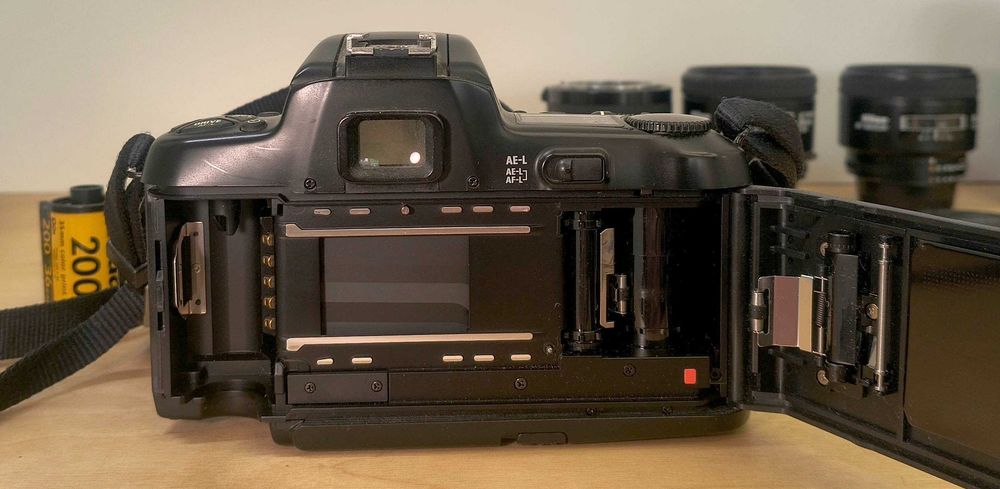 Aparat foto pe film Nikon F‑601 + Sigma 28–135mm Macro – stare foarte bună
