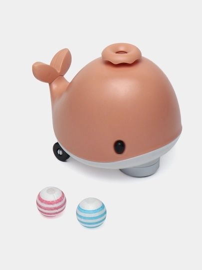 Милый  китенок с шариком в воздухе