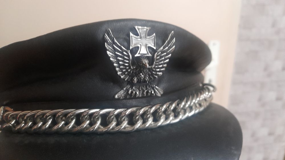 Продавам оригинален рокерски каскет от естествена кожа