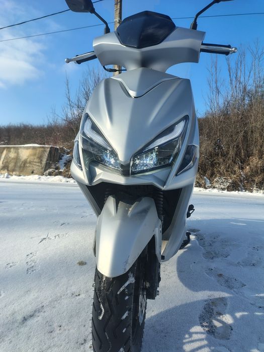 Vând scuter marca husite acte ân regulă se conduce fără permis