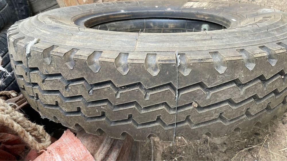 Покрышка 8.25R20