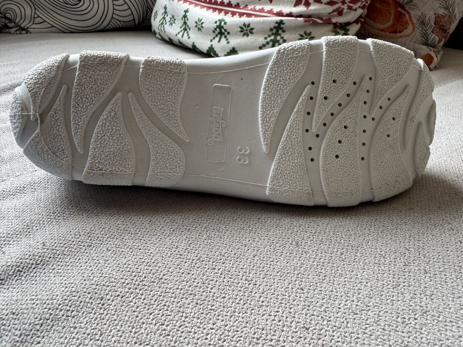 Пантофи за момче 33 номер + подарък пантофи 35 номер