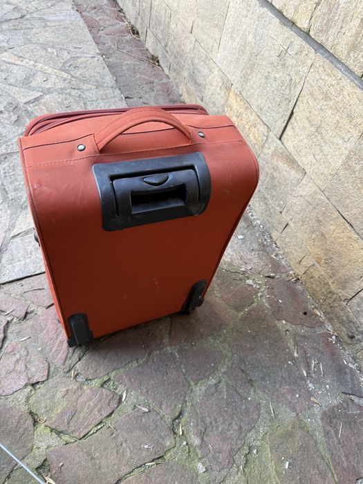 Оранжев куфар - захабен, но здрав