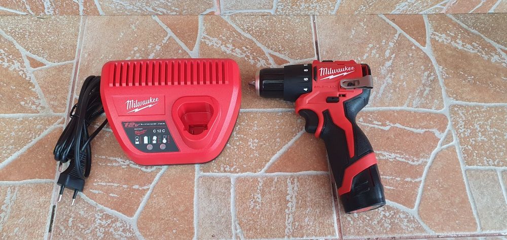 Masina de înșurubat și găurit milwaukee.