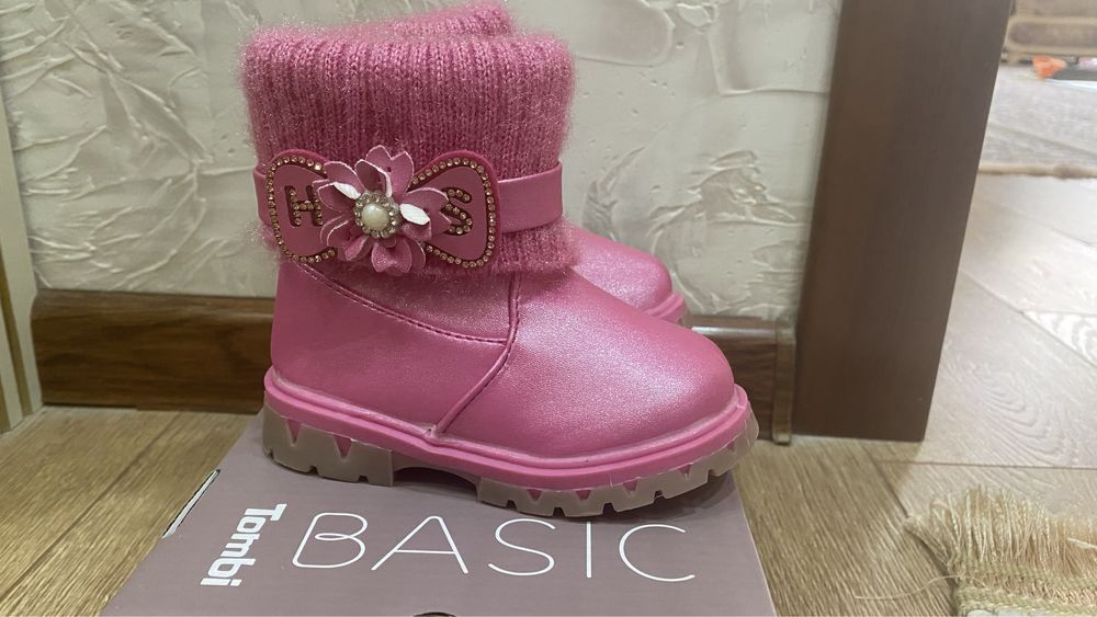 Срочно продам детские ботинки