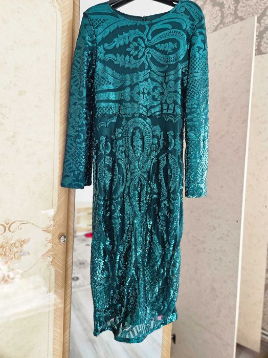 Rochie cu mâneci din paiete