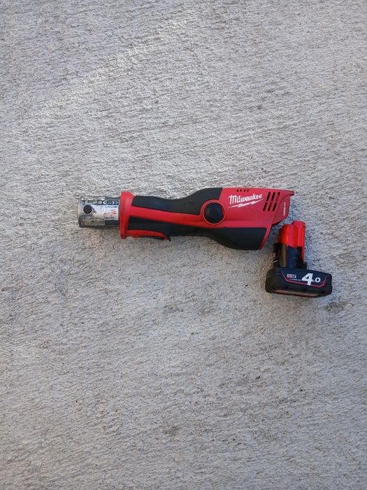 Акумулаторна хидравлична преса за кримпване на пресфитинги Milwaukee M