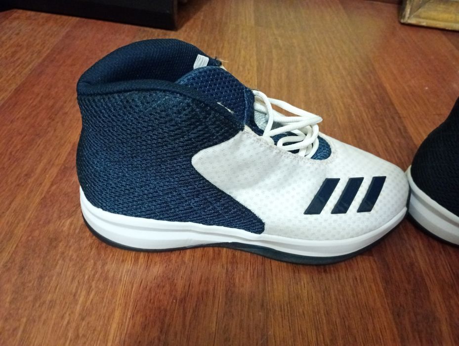 Vind adidasi, marimea 42