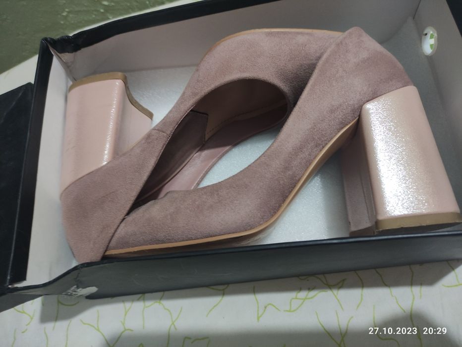 Әдемі вечерний туфли.