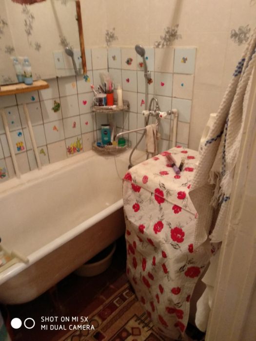 Продам 1ком 1этаж 2этажки спутник2 дерево не дорого вдоль дороги