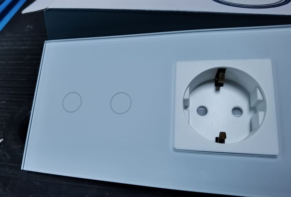 Panou de sticlă cu întrerupător tactil și priză