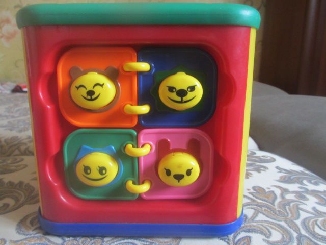 Продам детскую игрушку Уникуб чемоданчик
