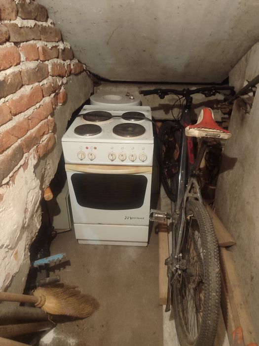 Готварска печка със четири котлона и фурна